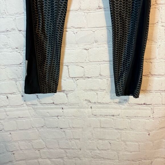 Nike Cropped Shin Length DriFit Leggings size XS - Picture 3 of 9